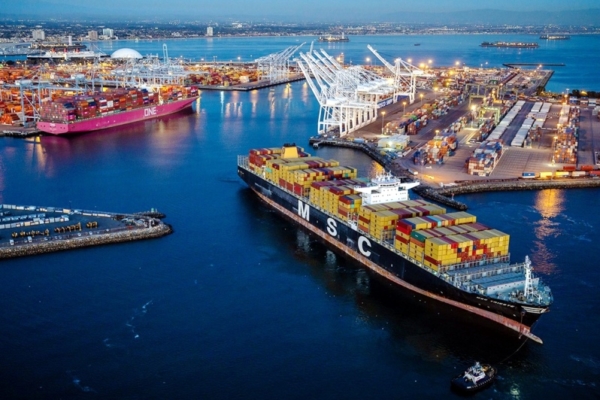 Puerto de Los Ángeles registra caída del 35% en carga por guerra comercial de Trump