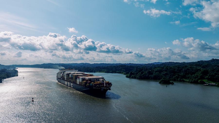 (240906) -- PANAMA, 6 septiembre, 2024 (Xinhua) -- Imagen tomada con un dron del 28 de agosto de 2024 de una embarcación navegando en el Canal de Panamá, cerca de la Ciudad de Panamá, Panamá. El Canal de Panamá, que conecta los océanos Pacífico y Atlántico, tiene una extensión de más de 80 kilómetros y es una de las vías fluviales comerciales más importantes del mundo. El Canal de Panamá fue inaugurado oficialmente el 15 de agosto de 1914. Este año se conmemora el 110 aniversario de su inauguración. (Xinhua/Li Muzi) (rtg) (da)